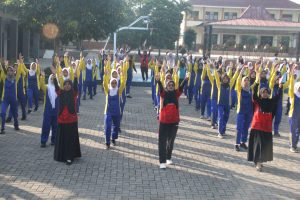 Read more about the article PERINGATI HARI ANAK NASIONAL, SISWA DAN GURU ANTUSIAS IKUTI SENAM BERSAMA