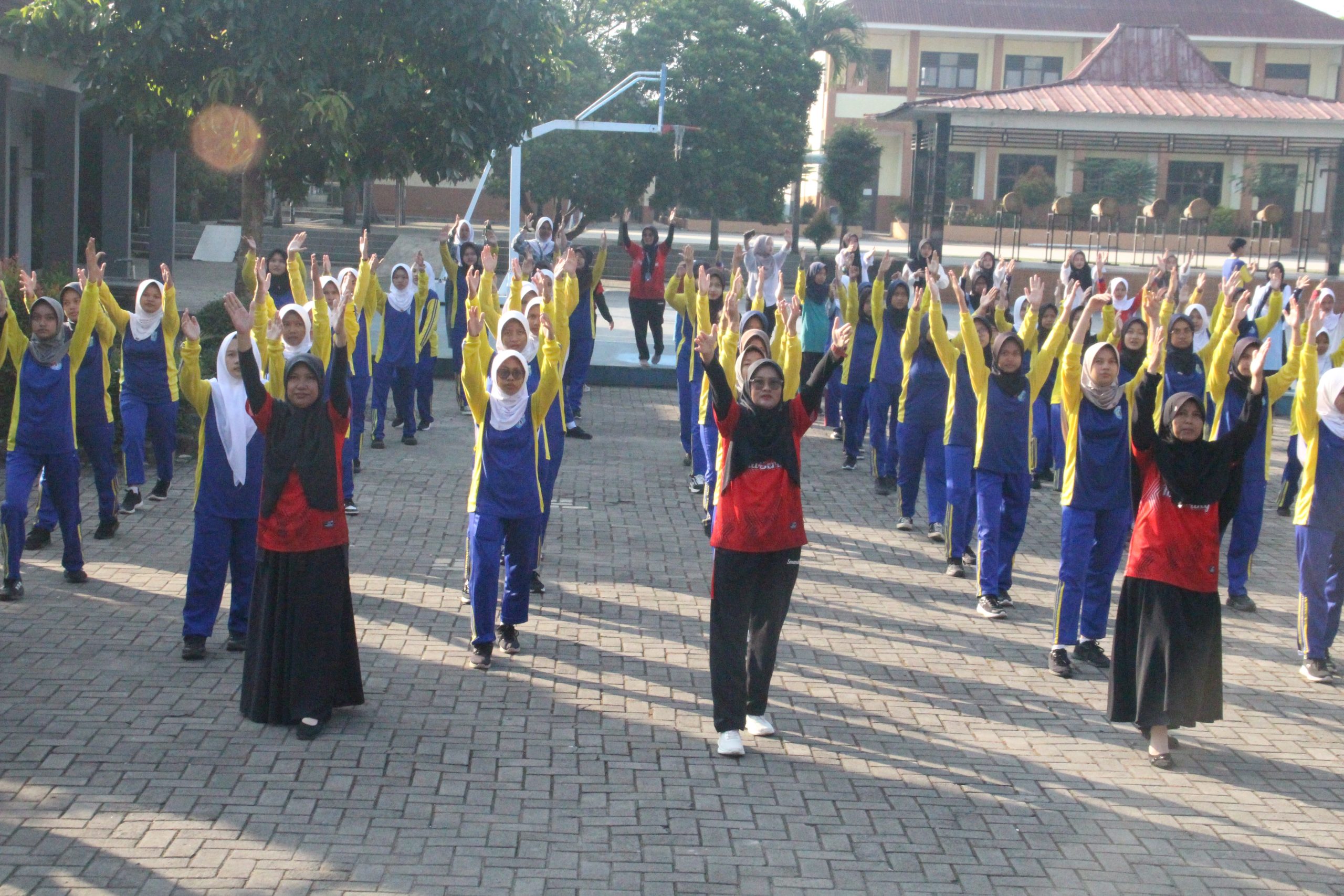 You are currently viewing PERINGATI HARI ANAK NASIONAL, SISWA DAN GURU ANTUSIAS IKUTI SENAM BERSAMA